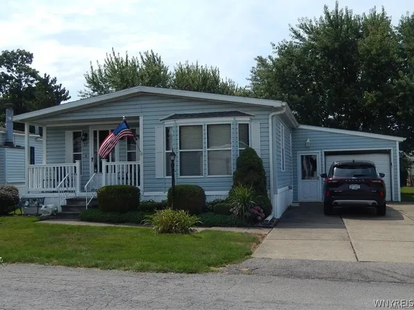 37 Brookridge Dr, Hamburg, NY 14075