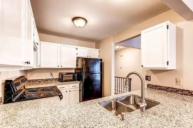286 S Madison Ave — Photo 4