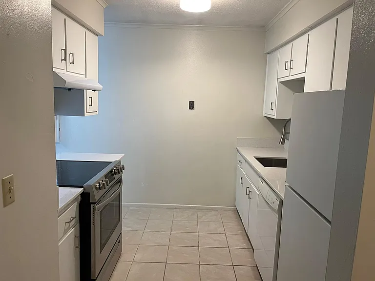 2025 NW Hickory Ln #7 — Photo 1