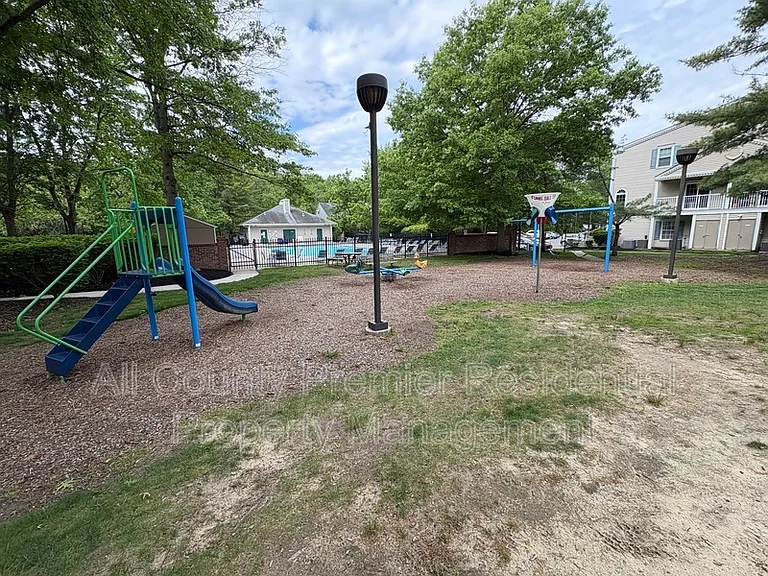 60 Versailles Ct — Photo 21
