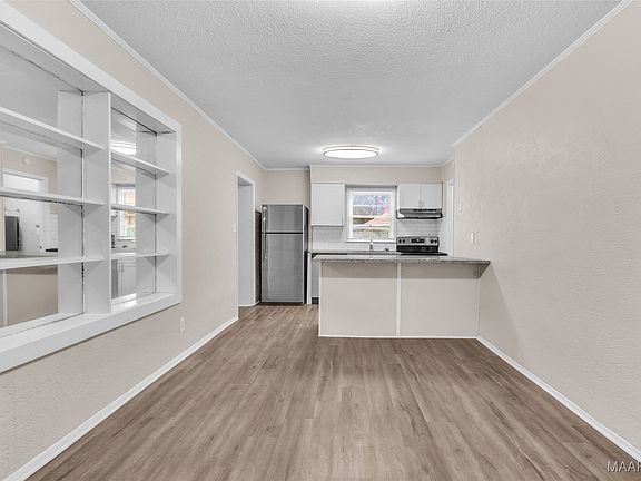 5th image of 500 Lawndale Ln
