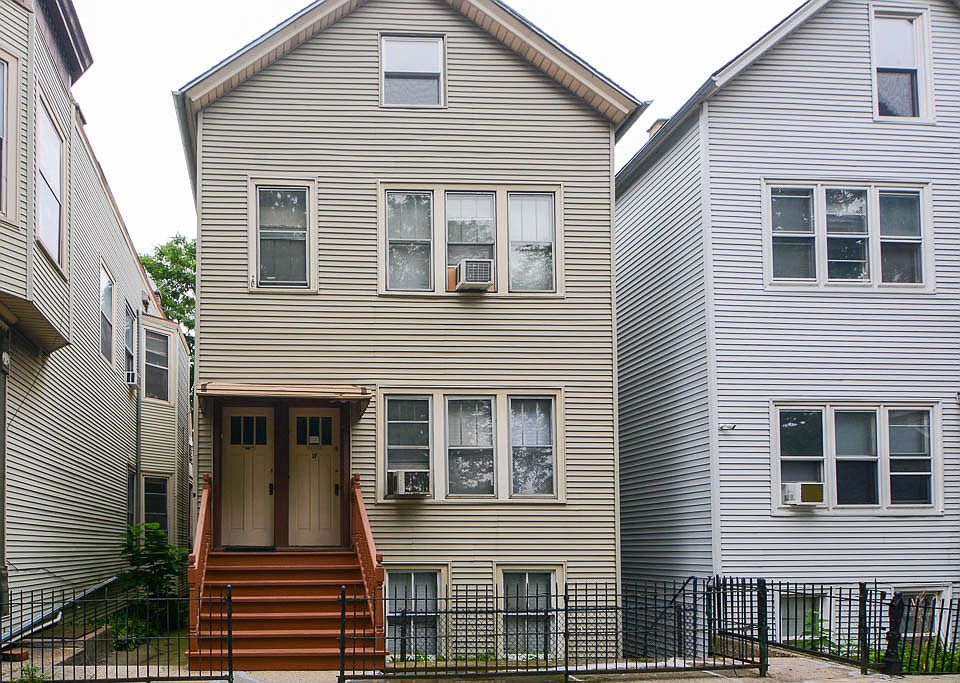 1st image of 2553 N Marshfield Ave APT 2R