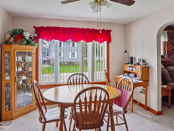 5th image of 305 Leonard St
