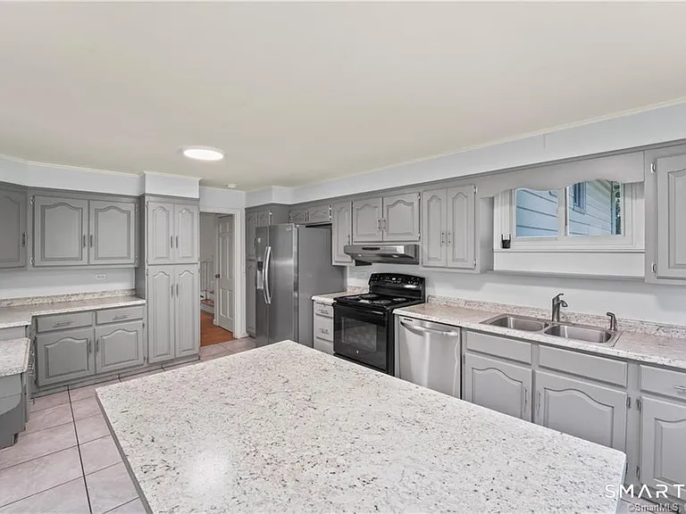 791 Newfield Ave — Photo 10