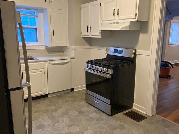 5th image of 608 Barnett St NE