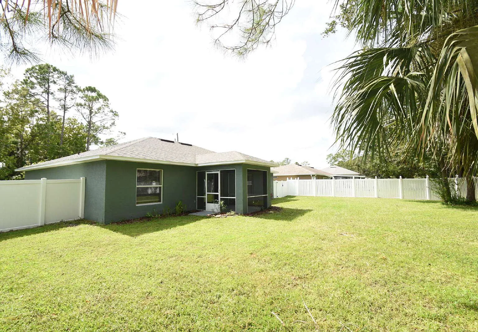 3 bed, 2.0 bath, 1326 sqft, $1,900 — Photo 2