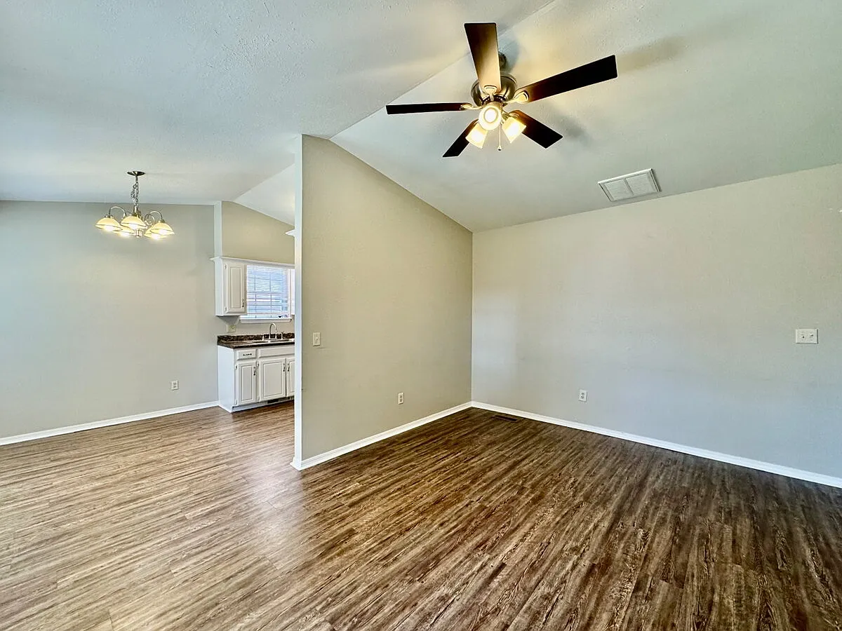3 bed, 2.0 bath, 1432 sqft, $1,550 — Photo 3