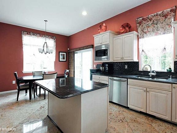4th image of 16 Wyndham Ln