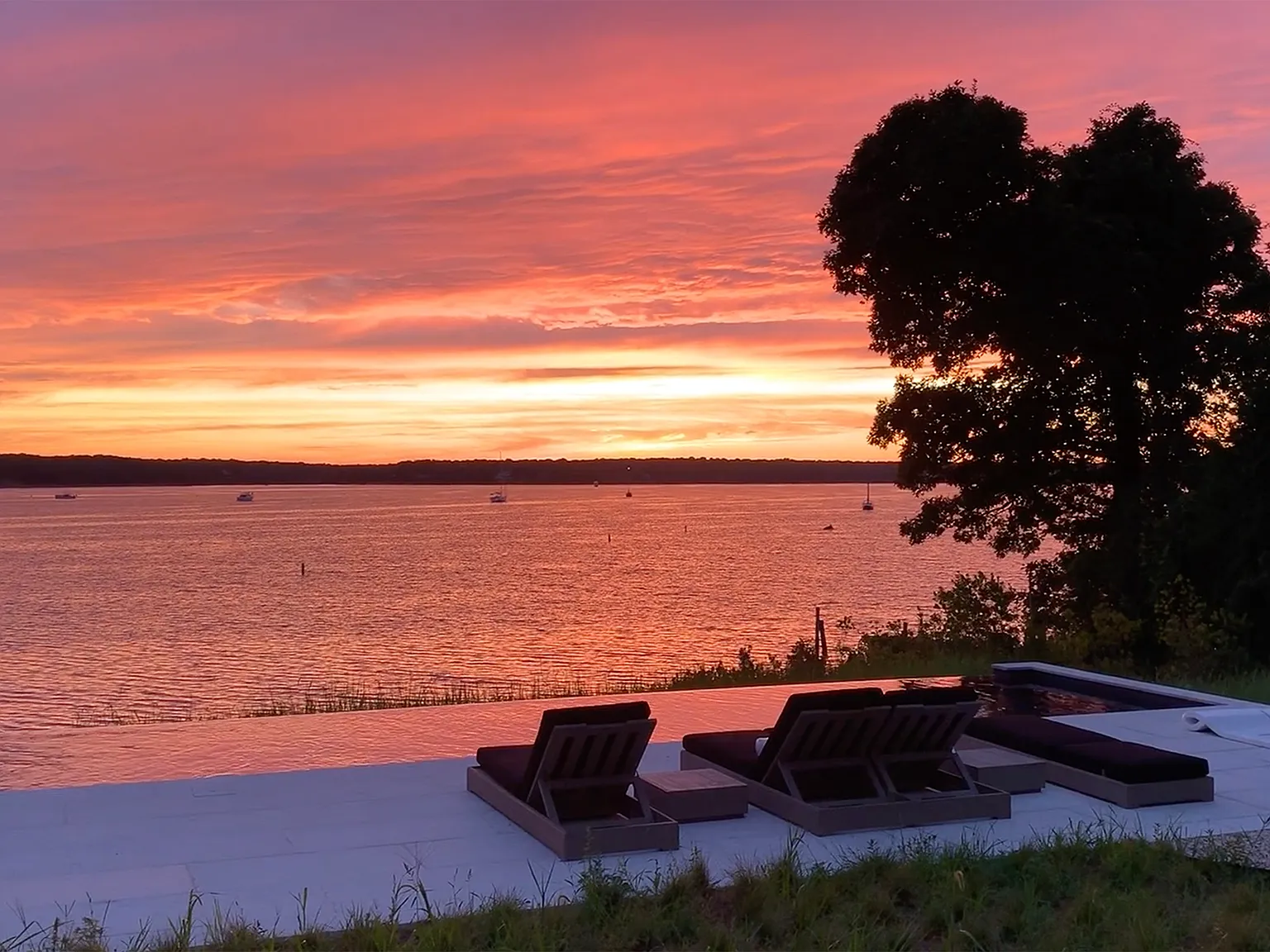 Waterfront Modern Oasis With Sunsets — Photo 2