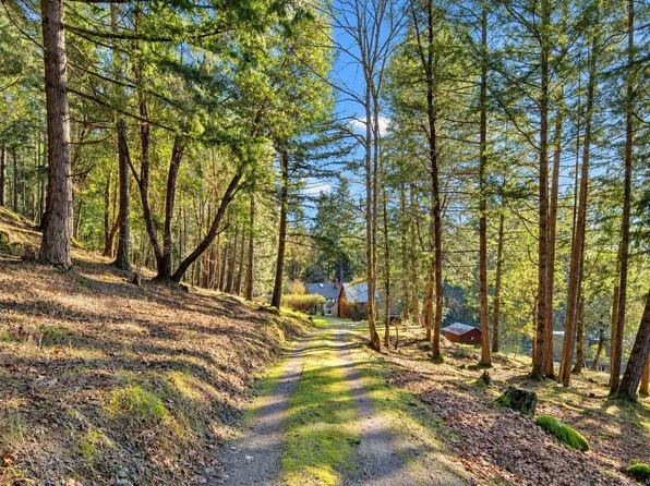 1183 Hillgrove Rd, North Saanich, BC V8L 5R8