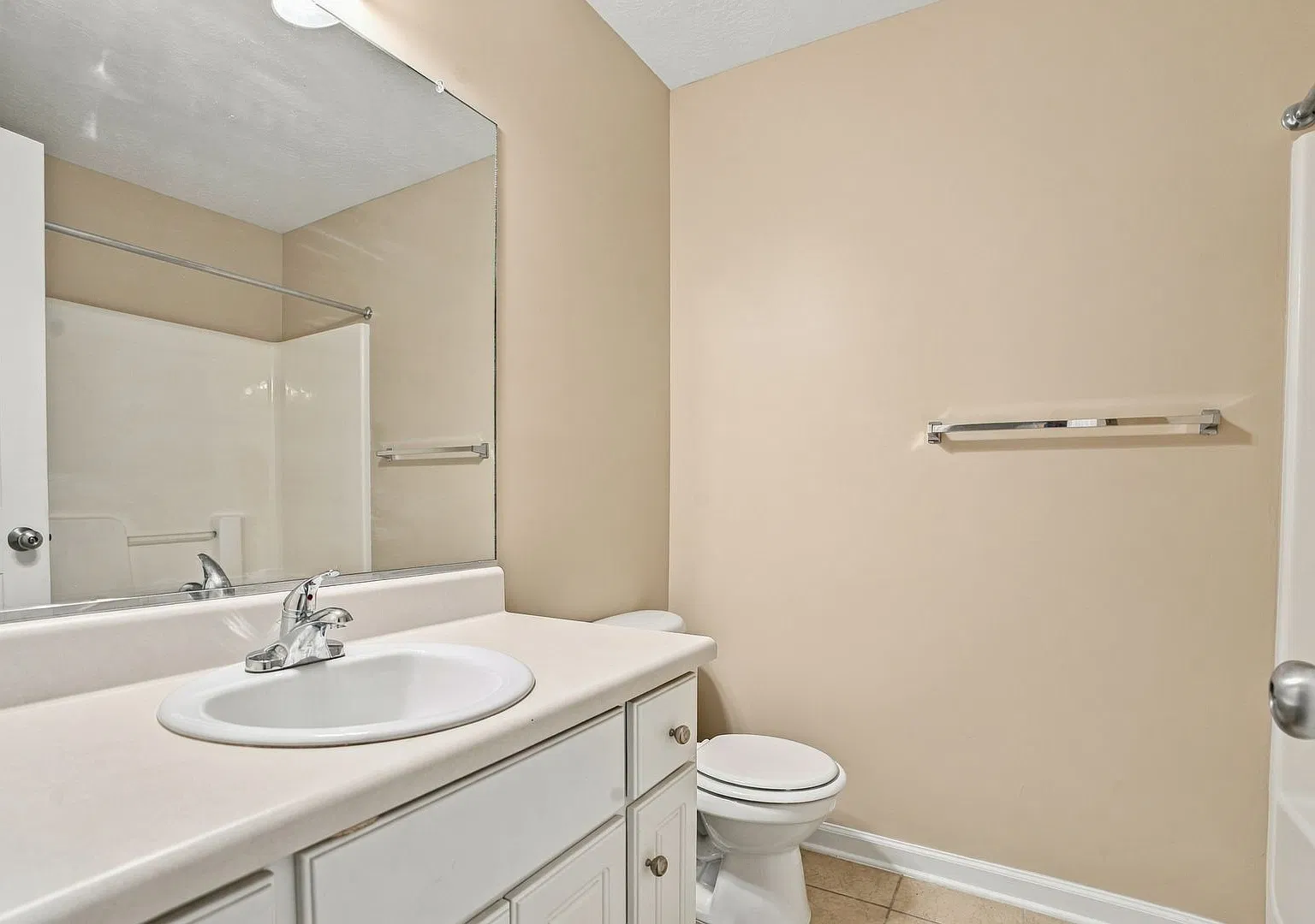 Executive style townhome with Garage — Photo 2