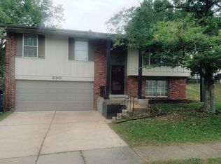 690 Walnut Point Ct, Ballwin, MO 63021