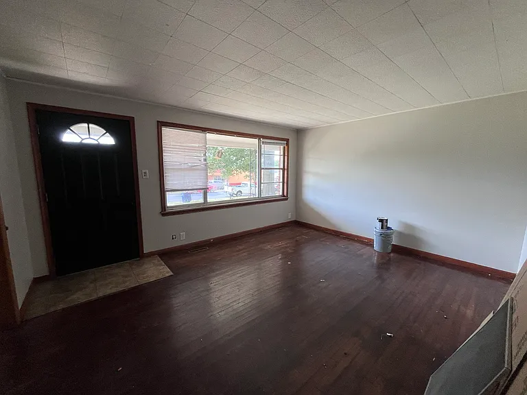 705 W 4th St — Photo 3