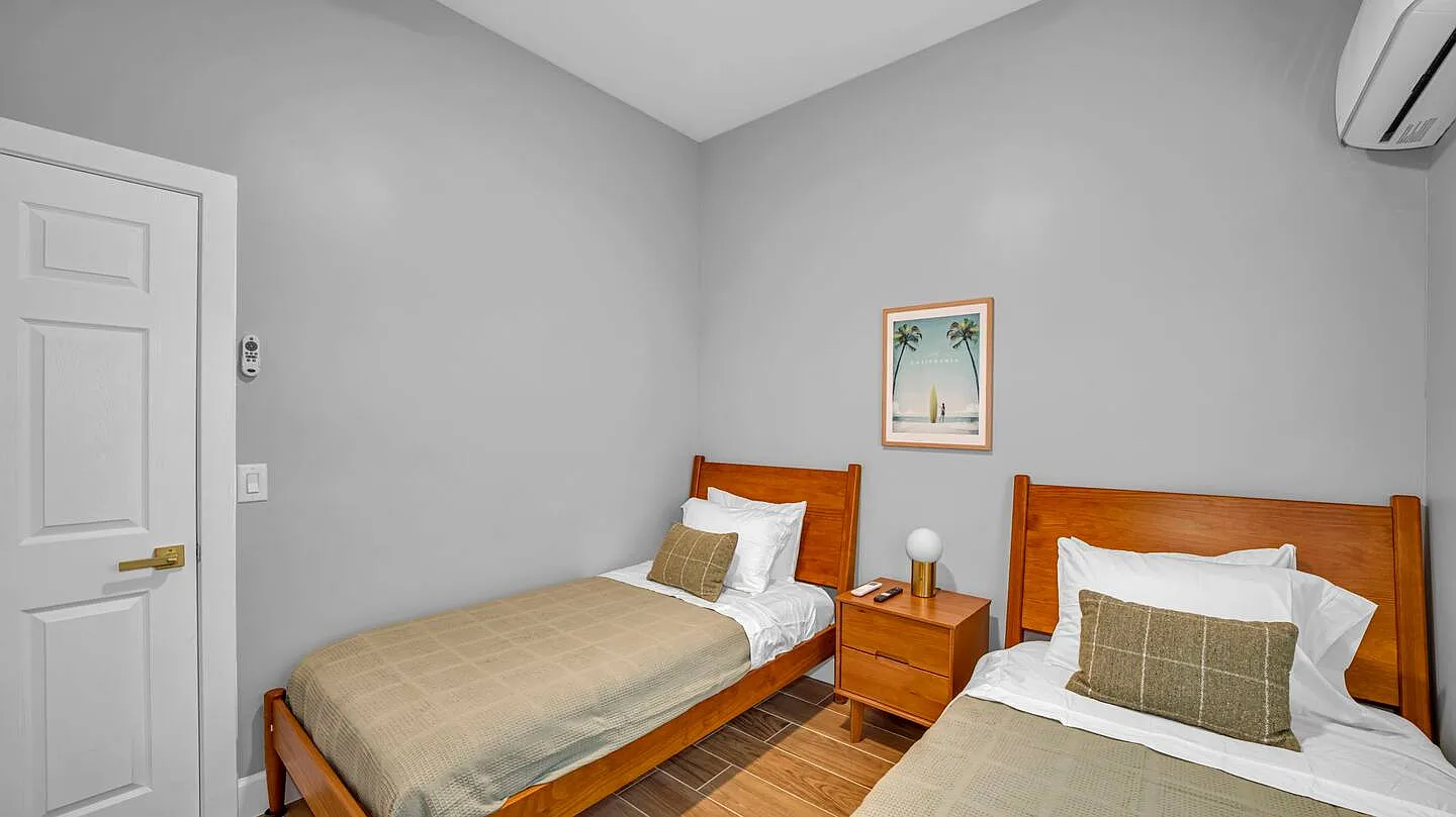 3 bed, 910 sqft, $4,120 — Photo 3