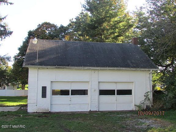 5th image of 210 E Bacon St