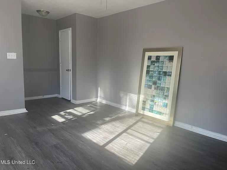 1110 Maria Dr — Photo 6