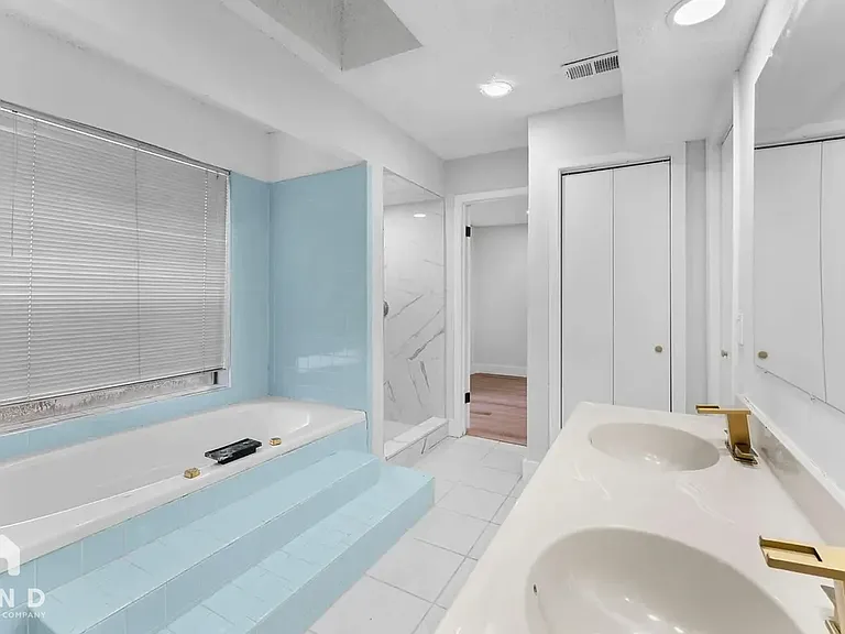 1215 Spring Lake Dr — Photo 7