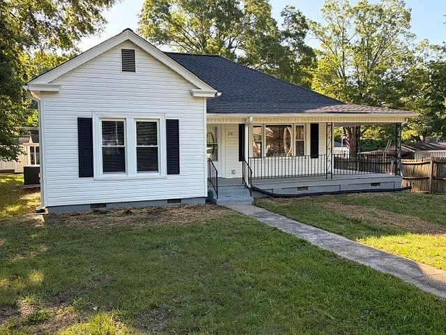 710 Westwood Dr — Photo 1