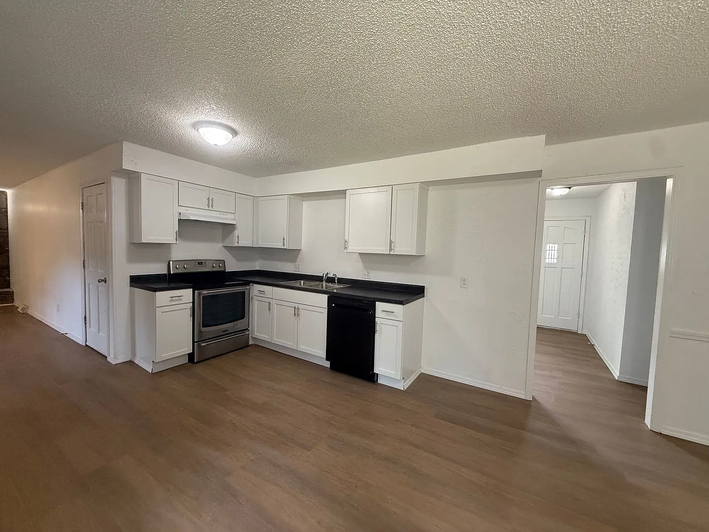Recently Remodeled 3 Bed 2 Bath With 2 Car Garage Available Now! — Photo 4