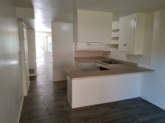 4th image of 833 N Vineyard Ave APT B