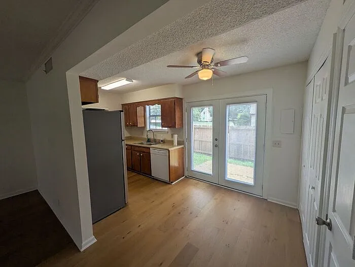 3 bed, 2.0 bath, 1044 sqft, $1,700 — Photo 4
