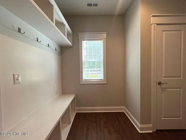 404 Endicott Ct — Photo 22