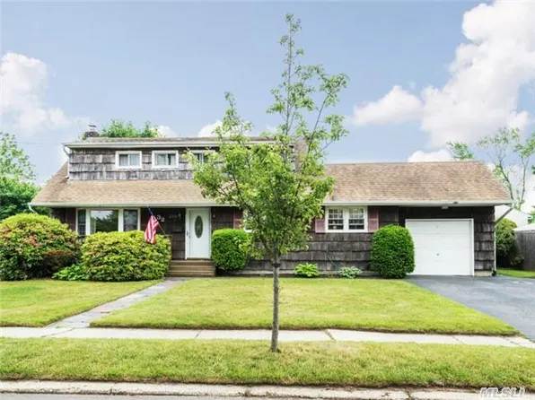 32 Merritt St, West Islip, NY 11795