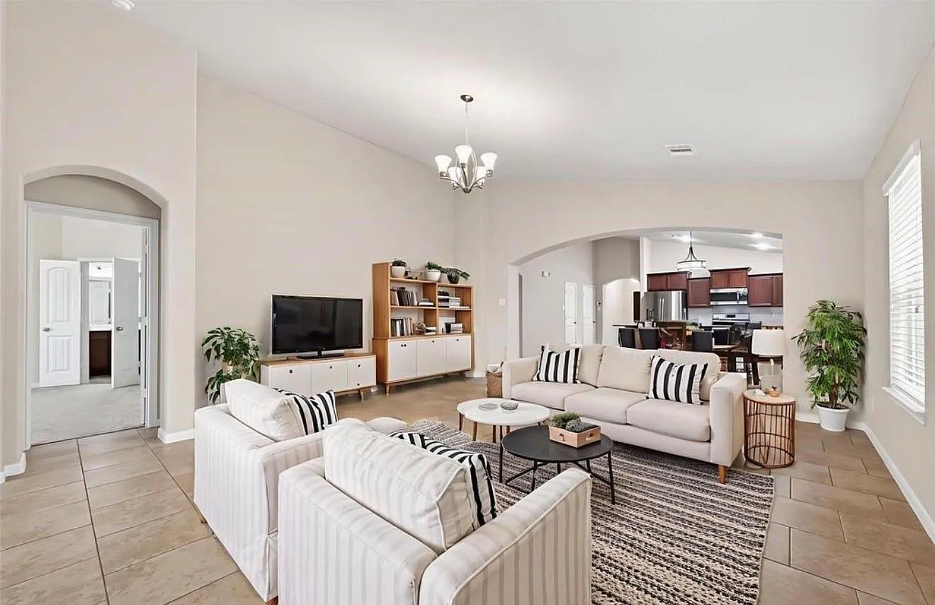 3 bed, 2.0 bath, 2061 sqft, $2,200 — Photo 4