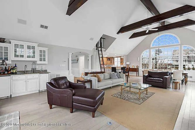 4 bed, 4.5 bath, 3645 sqft, $13,500 — Photo 4