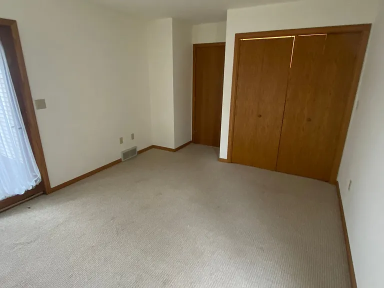 914 Chicago Ave — Photo 8