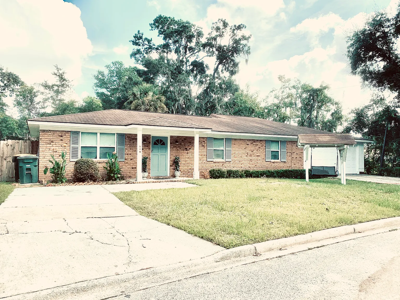 5 bed, 2000 sqft, $2,800 — Photo 1