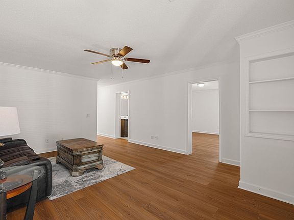 5th image of 205 Hawthorne Dr