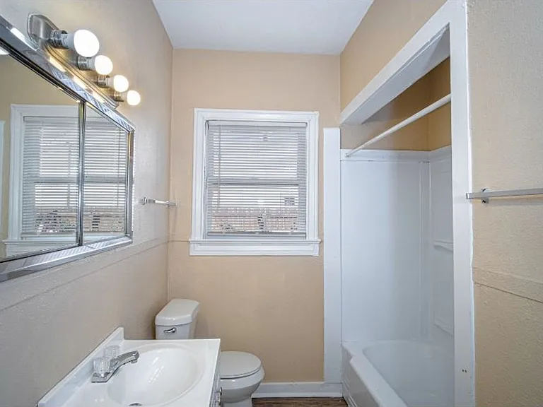 907 Iowa St — Photo 10