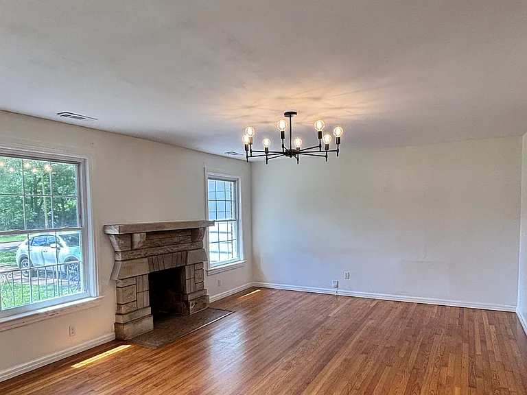 350 Duncan Ave — Photo 9
