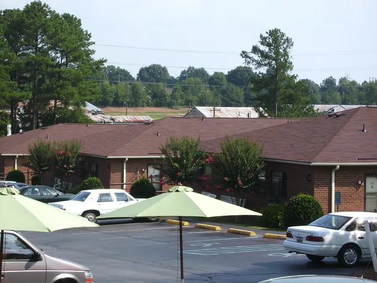 Pineridge Apartments — Photo 9