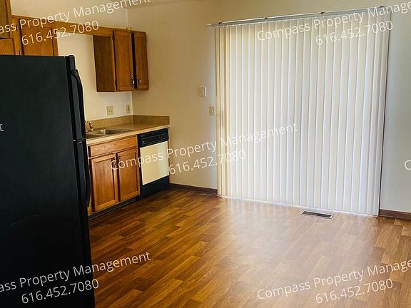 3rd image of 4470 Applewood Dr SE