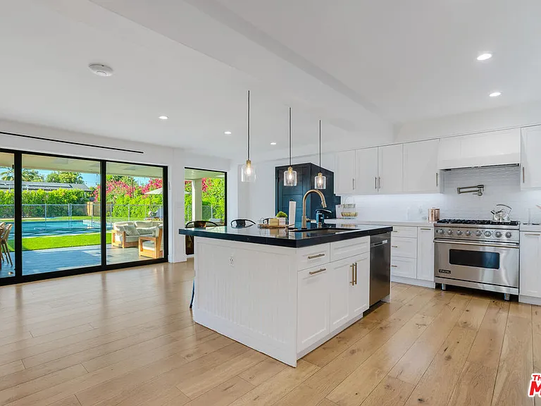 22745 Erwin St — Photo 27