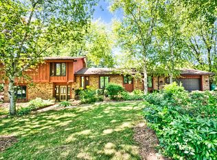 11 Golfview Ln, Lake Barrington, IL