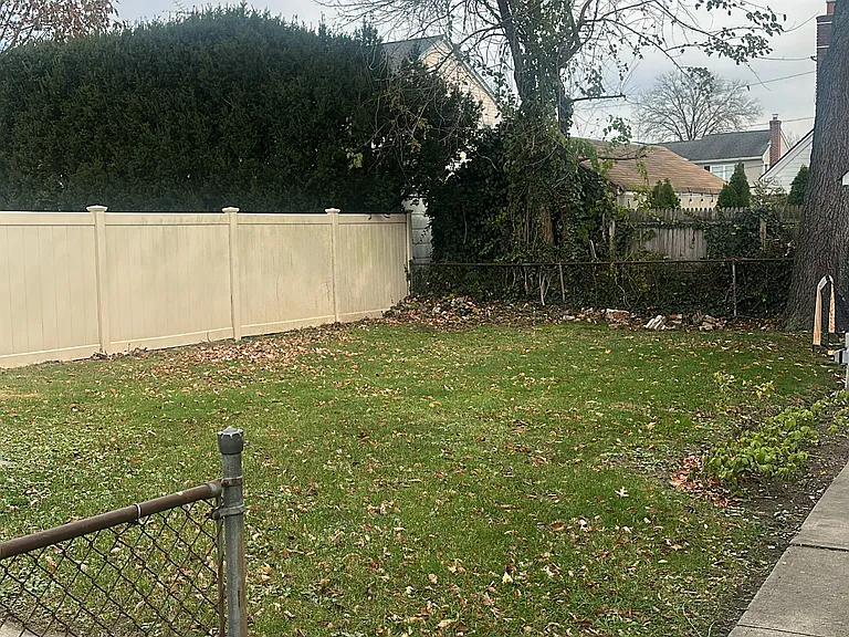 2419 Yorktown St — Photo 4