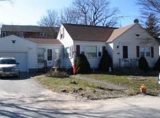 73 Belleview Ave, Tiverton, RI 02878