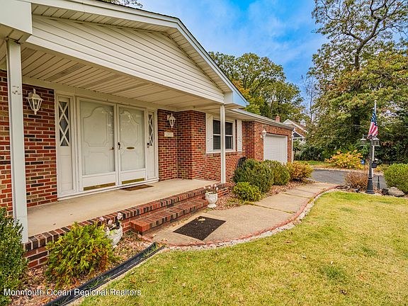 5th image of 878 Somerset Dr