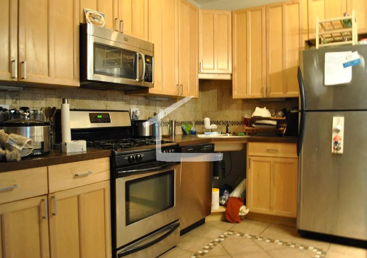 Nicely renovated 4 bed unit near BU and the Green Line. — Photo 1