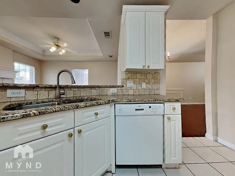9860 Buckingham Ln — Photo 9