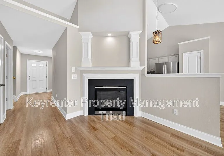 1153 Hawick Dr — Photo 5