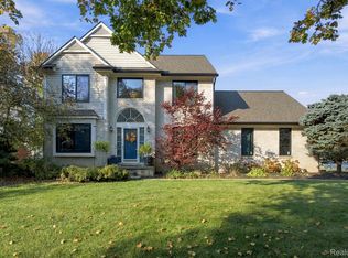 113 Chestnut Rdg, Walled Lake, MI 48390