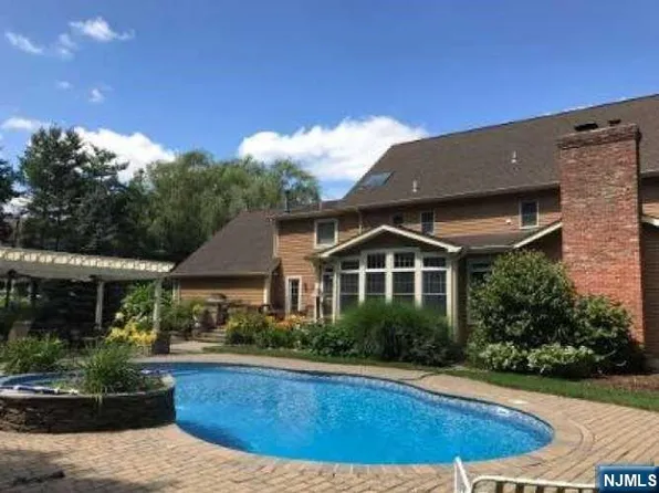 5 Navajo Ave, Ramsey, NJ 07446