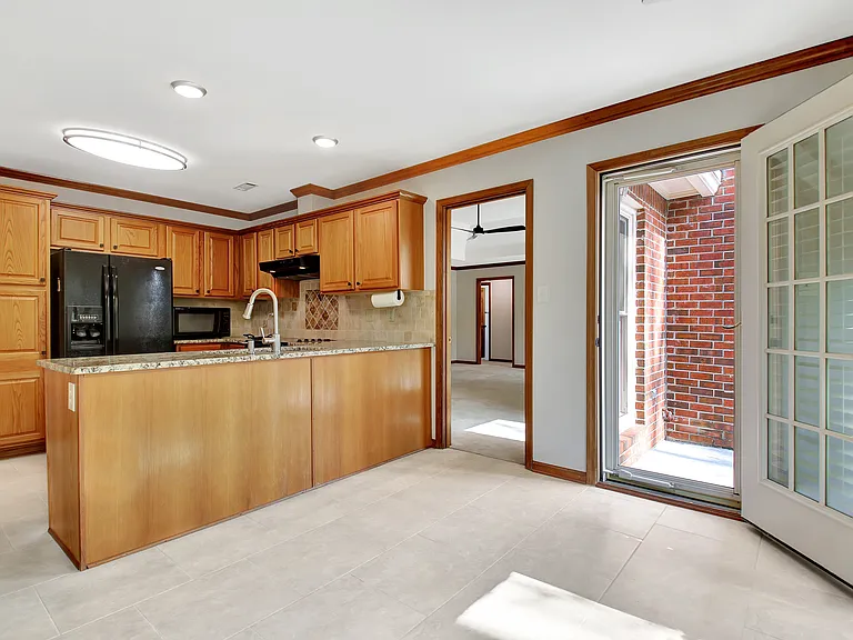 401 Tenterden Curv — Photo 35