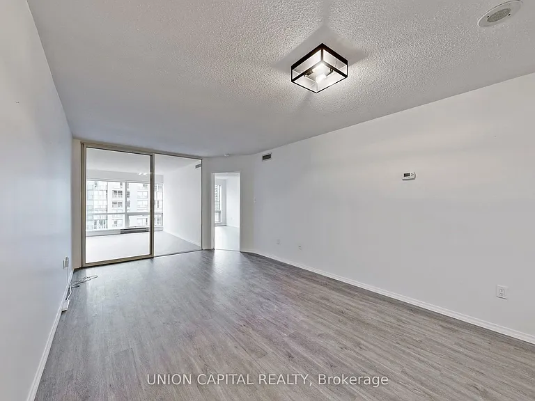 1001 Bay St #1009 — Photo 9