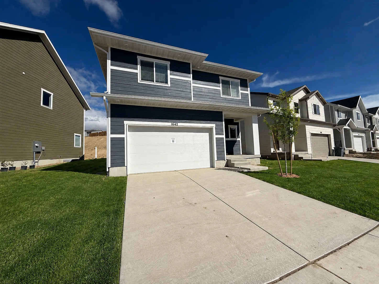 4 bed, 2.5 bath, 2416 sqft, $2,500 — Photo 2
