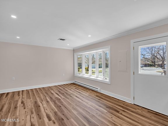 5th image of 180 Sterling Court #B